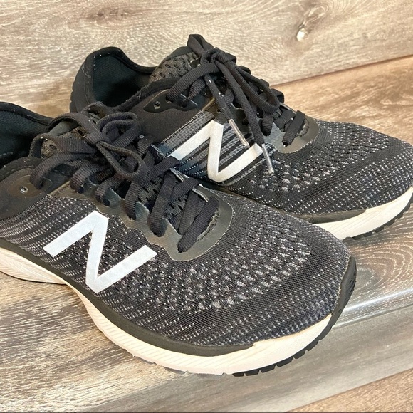 New Balance Women’s 860v10 Black and White Running Shoes - Picture 2 of 8